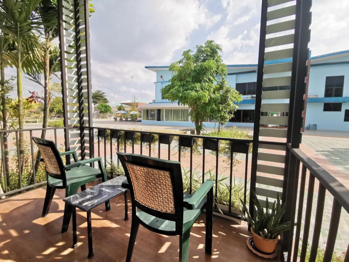 Menam Resort Nakhon Pathom Exteriör bild