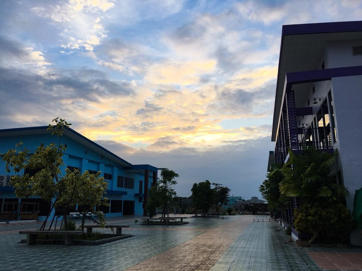 Menam Resort Nakhon Pathom Exteriör bild